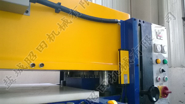 30吨自动平衡精密四柱裁断机安全电眼图片